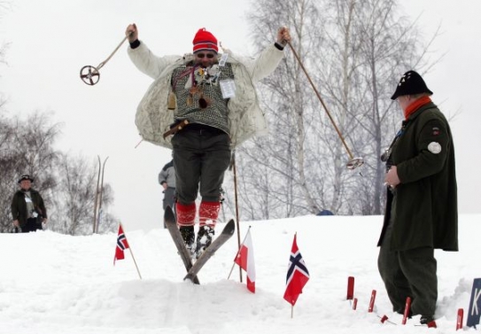 Skoky jinak aneb jeden den šampionátu v podání norských fanoušků.