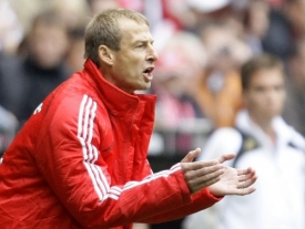 Trenér Bayernu Juergen Klinsmann své hráče motivoval marně.