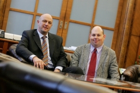 Ministr zdravotnictv&iacute; Tom&aacute;&scaron; Jul&iacute;nek a jeho tiskov&yacute; mluvč&iacute; Tom&aacute;&scaron; Cikrt.