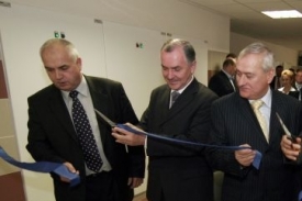 Stanislav Juránek (KDU-ČSL) otevírá nové oddělení nemocnice ve Znojmě.