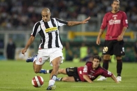 Hráč Juventusu Almiron z Argentiny v akci