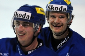 Nový kapitán hokejistů Tomáš Kaberle (vlevo), za ním Patrik Eliáš.