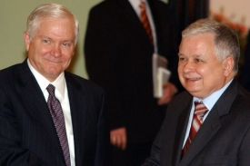 Americký ministr obrany Robert Gates a poslký prezident Lech Kaczynsky