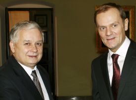 Prezident Lech Kaczyński a premiér Donald Tusk (vlevo)