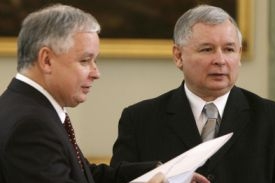 Odstupující premiér Jaroslaw Kaczyński (vpravo) s bratrem Lechem