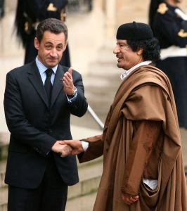 Kaddáfí a francouzský prezident Nicolas Sarkozy