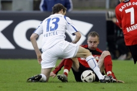 Michal Kadlec (na zemi v červeném) v souboji o míč.