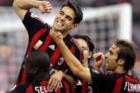 Kaká se se svým spoluhráči z AC Milan raduje po proměněné penaltě.