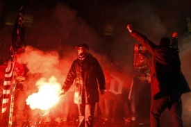 Protesty fanoušků proti prodeji Kaká před sídlem AC Milán.