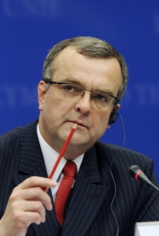 Ministr financí Kalousek by měl podle ČSSD odstoupit.