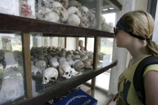 Lebky obětí Rudých Khmérů vystavené u Phnompenhu.