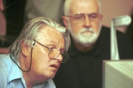 Ivan Šlapeta na snímku vzadu s režisérem Hynkem Bočanem.