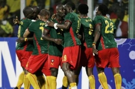 Fotbalisté Kamerunu oslavují jedinou branku utkání proti Ghaně.