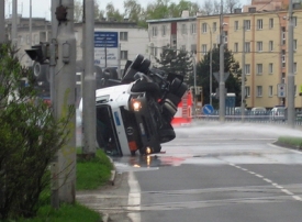 Nehodu nezpůsobilo ž&aacute;dn&eacute; dal&scaron;&iacute; vozidlo, kamion se převr&aacute;til s&aacute;m.