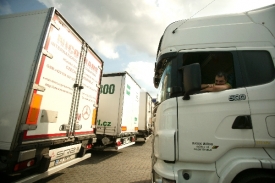 Poptávka po nákladních autech klesá.