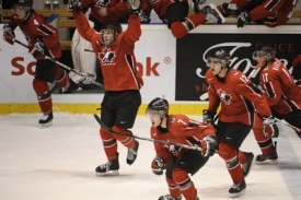 Kanadští hokejisté se radují z výhry nad USA v semifinálovém utkání.