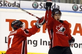 Kanadští hokejisté se radují ze čtvrtého titulu Mistrů světa v řadě.