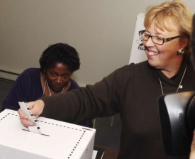 Šéfka kanadských zelených Elisabeth Mayová u volební urny.