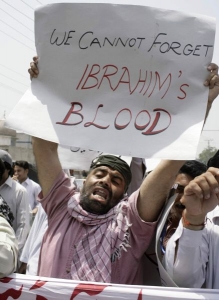 Pákistánští novináři protestují proti vraždě kolegy al-Kajdou.