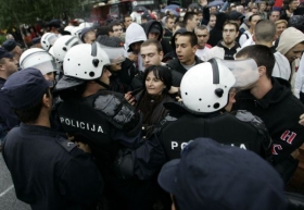 Střety fanoušků Karadžiče s policií v Bělehradě.