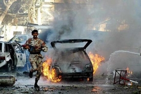 Pondělní výbuch bomby v Péšávaru.