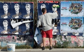 Karadžičovi příznivci lepí jeho plakáty v Bělehradě (3.8.2008).