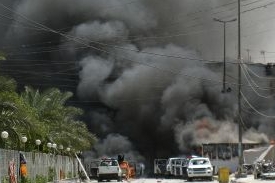 Kouř z výbuchu v ulicích města Karbalá