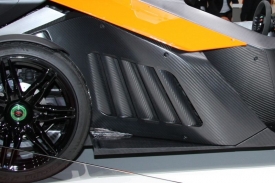 Karbon dnes používají jen drahá nebo sportovní auta jako toto KTM X-Bow.