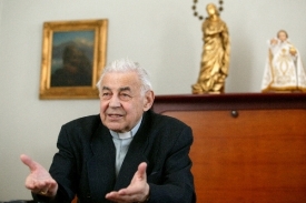 Kardinál Miloslav Vlk se přidal ke kritikům papeže.