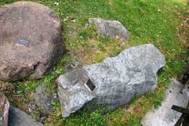 Geologická zahrádka v lázeňském parku.
