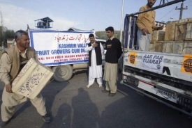 Obchodníci v Indickém Kašmíru nakládadají auta - směr Pákistán.