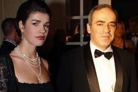 Legendární šachista Garri Kasparov s manželkou.