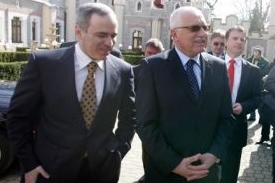 Garri Kasparov s prezidentem Václavem Klausem.