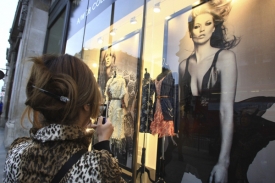 Poslední kolekce Kate Mossové způsobila v Londýně davové šílenství.