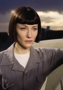 Rusk&aacute; agentka Irina Spalko v pod&aacute;n&iacute; Cate Blanchettov&eacute;.