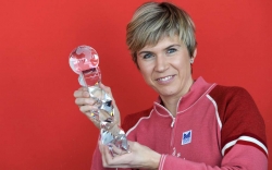 Kateřina Neumannová s trofejí pro světové šampióny.
