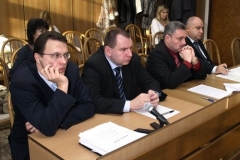 Obžalovaní Vladislav Větrovec (druhý zprava) s Vladimírem Šíšou (druhý zleva) se svými advokáty u Krajského soudu v Táboře, který začal 5. února po dvou měsících opět rozplétat případ údajně zmanipulovaných konkurzů ústeckého soudce Jiřího Berky.