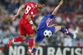 Turecký záložník Kazim Kazim při zápase s Chorvatskem.