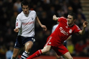 Robbie Keane (v červeném). Odejde či zůstane v Liverpoolu?