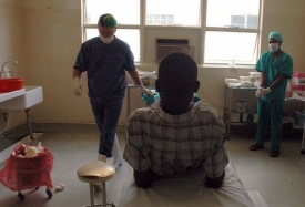 V Africe trochu kvalifikovanější mužská obřízka. Nemocnice v JAR.
