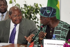 Tanzánský exprezident Mkapa (vlevo) a nigerijský exprezident Obsanjo.