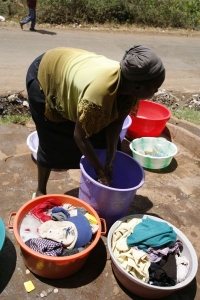 Praní prádla ve čtvrti Kibera může být náročná věc, když dojde voda.