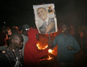 I obyvatelé slumu Kibera se volbami baví. Plakát Obamy si sehnali.