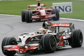 Hamilton se právě dostal před Räikkönena.