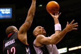 Ilustrační foto - basketbalista Jason Kidd (vpravo) v dresu New Jersey střílí na koš