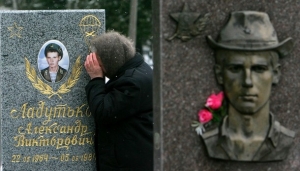 Ruská žena plačící u hrobu svého syna, který byl zabit v Afghánistánu.