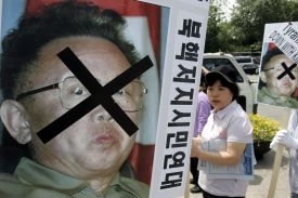 Demonstrace proti diktátorovi Kim Čon-ilovi v Soulu.