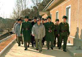severokorejský vůdce Kim Čong-il se svými vojáky, nedatováno