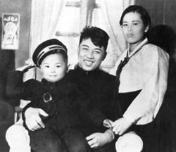 Současný severokorejský vůdce Kim ve věku tří let (vlevo).