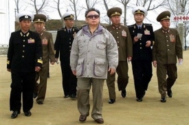 Kim Čong-il se svou generalitou, piliřem režimu.